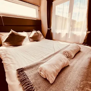 Lodge Black Bull Retreat, Barmston With Private Hot Tubs, Driffield